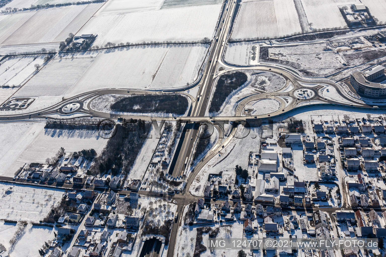 Vue aérienne de Vue aérienne hivernale dans la neige de la sortie d'autoroute Landau Centre à le quartier Queichheim in Landau in der Pfalz dans le département Rhénanie-Palatinat, Allemagne