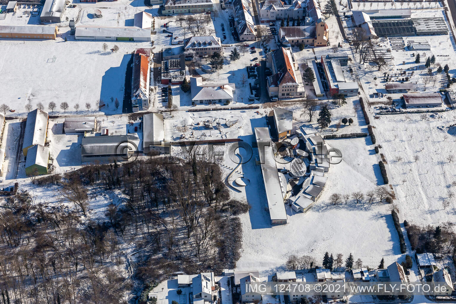 Vue aérienne de Vue aérienne hivernale dans la neige du Centre de jeunesse St. Josef et du Centre de soutien Caritas Laurentius et Paul à le quartier Queichheim in Landau in der Pfalz dans le département Rhénanie-Palatinat, Allemagne