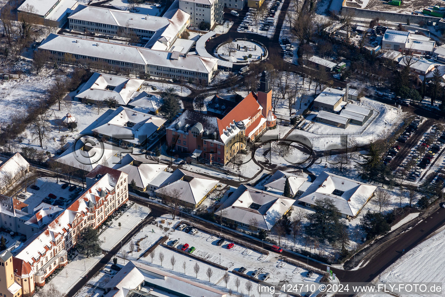 Vue aérienne de Maison d'enfants et centre de jeunesse enneigés en hiver Jugendwerk St. Josef à le quartier Queichheim in Landau in der Pfalz dans le département Rhénanie-Palatinat, Allemagne