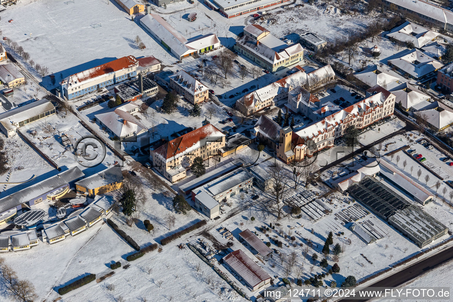 Vue aérienne de Maison d'enfants et centre de jeunesse enneigés en hiver Jugendwerk St. Josef à le quartier Queichheim in Landau in der Pfalz dans le département Rhénanie-Palatinat, Allemagne