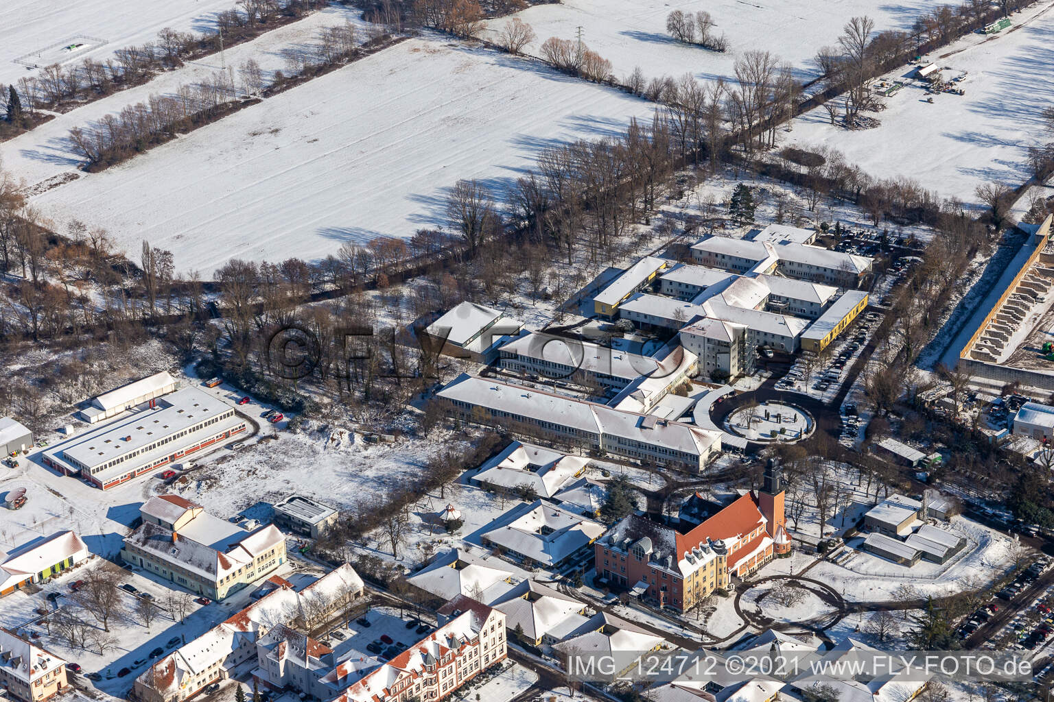 Vue aérienne de Vue aérienne hivernale dans la neige du Centre de jeunesse St. Josef et du Centre de soutien Caritas Laurentius et Paul à le quartier Queichheim in Landau in der Pfalz dans le département Rhénanie-Palatinat, Allemagne