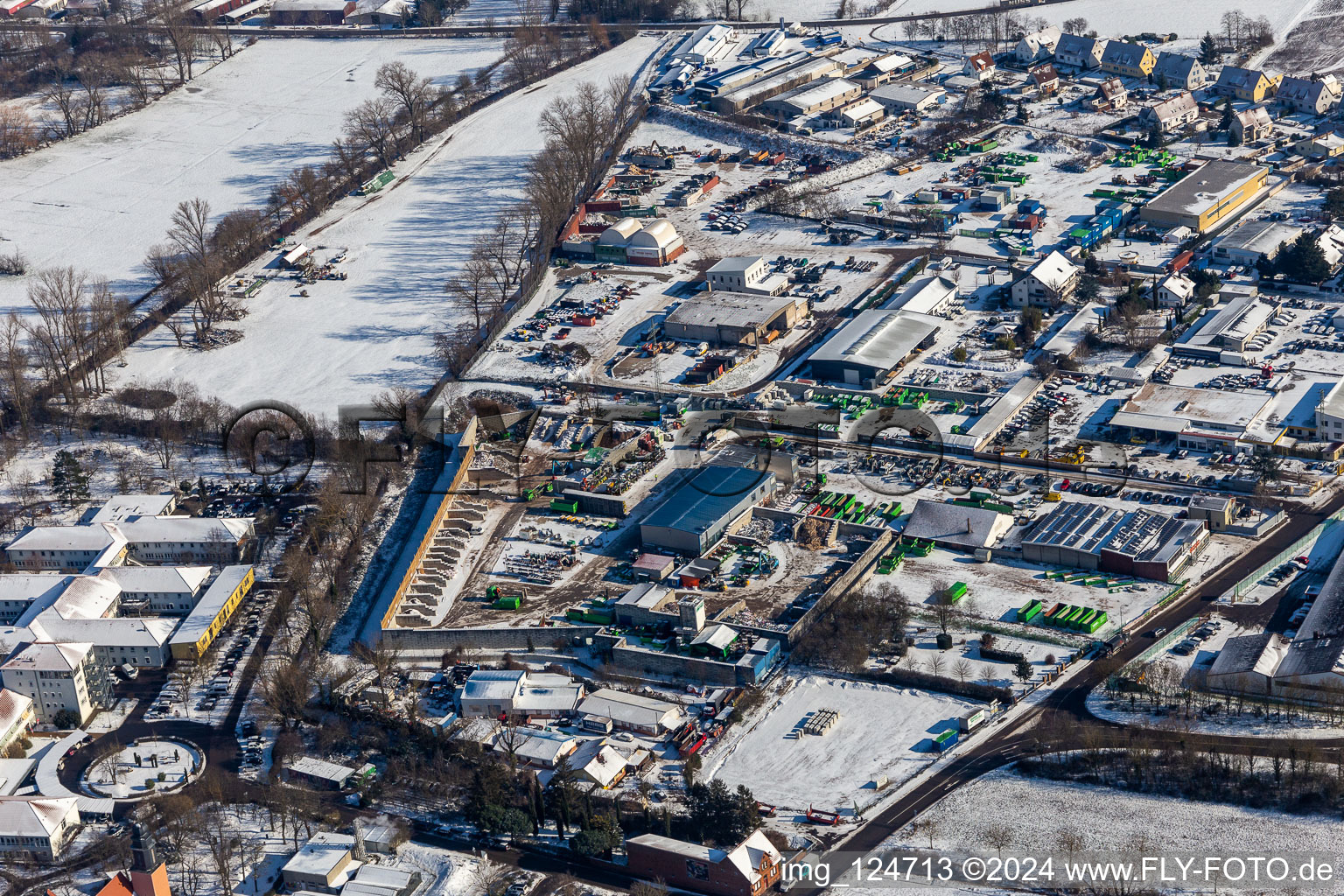 Vue aérienne de Vue aérienne d'hiver dans la neige Süd-Müll GmbH à Landau in der Pfalz dans le département Rhénanie-Palatinat, Allemagne