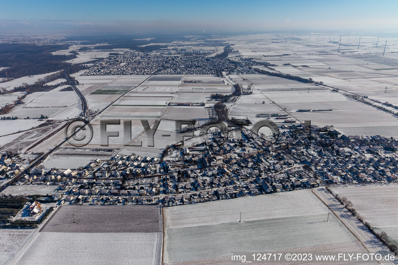 Vue aérienne de Vue aérienne d'hiver dans la neige à le quartier Mörlheim in Landau in der Pfalz dans le département Rhénanie-Palatinat, Allemagne
