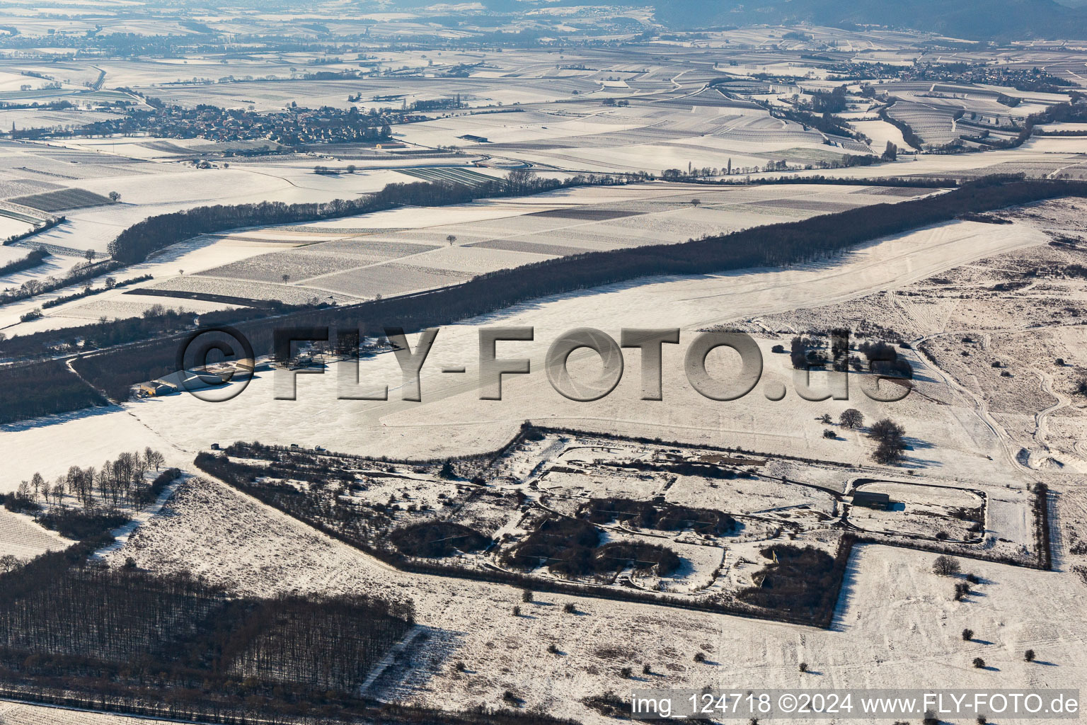 Vue aérienne de Vue aérienne d'hiver dans la neige de l'aérodrome d'Ebenberg à Landau in der Pfalz dans le département Rhénanie-Palatinat, Allemagne