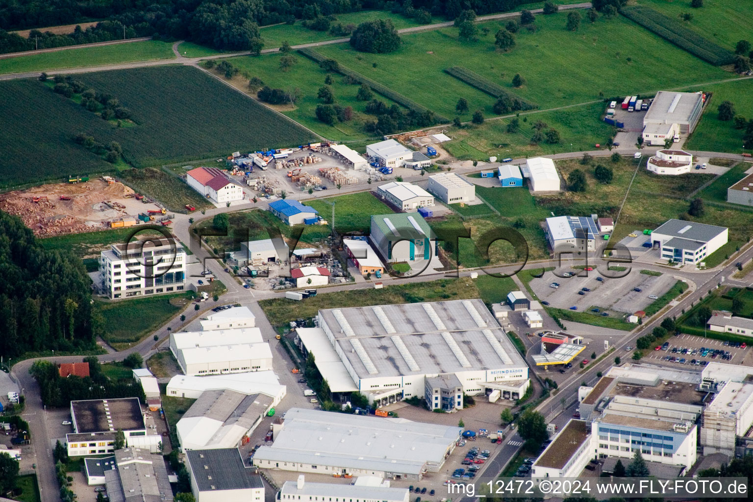 Vue d'oiseau de Ittersbach, zone industrielle à le quartier Im Stockmädle in Karlsbad dans le département Bade-Wurtemberg, Allemagne