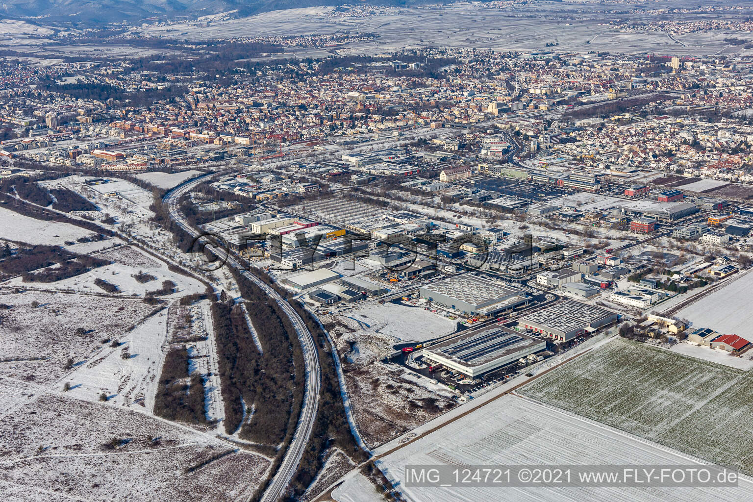 Vue aérienne de Vue aérienne d'hiver dans la neige à le quartier Queichheim in Landau in der Pfalz dans le département Rhénanie-Palatinat, Allemagne