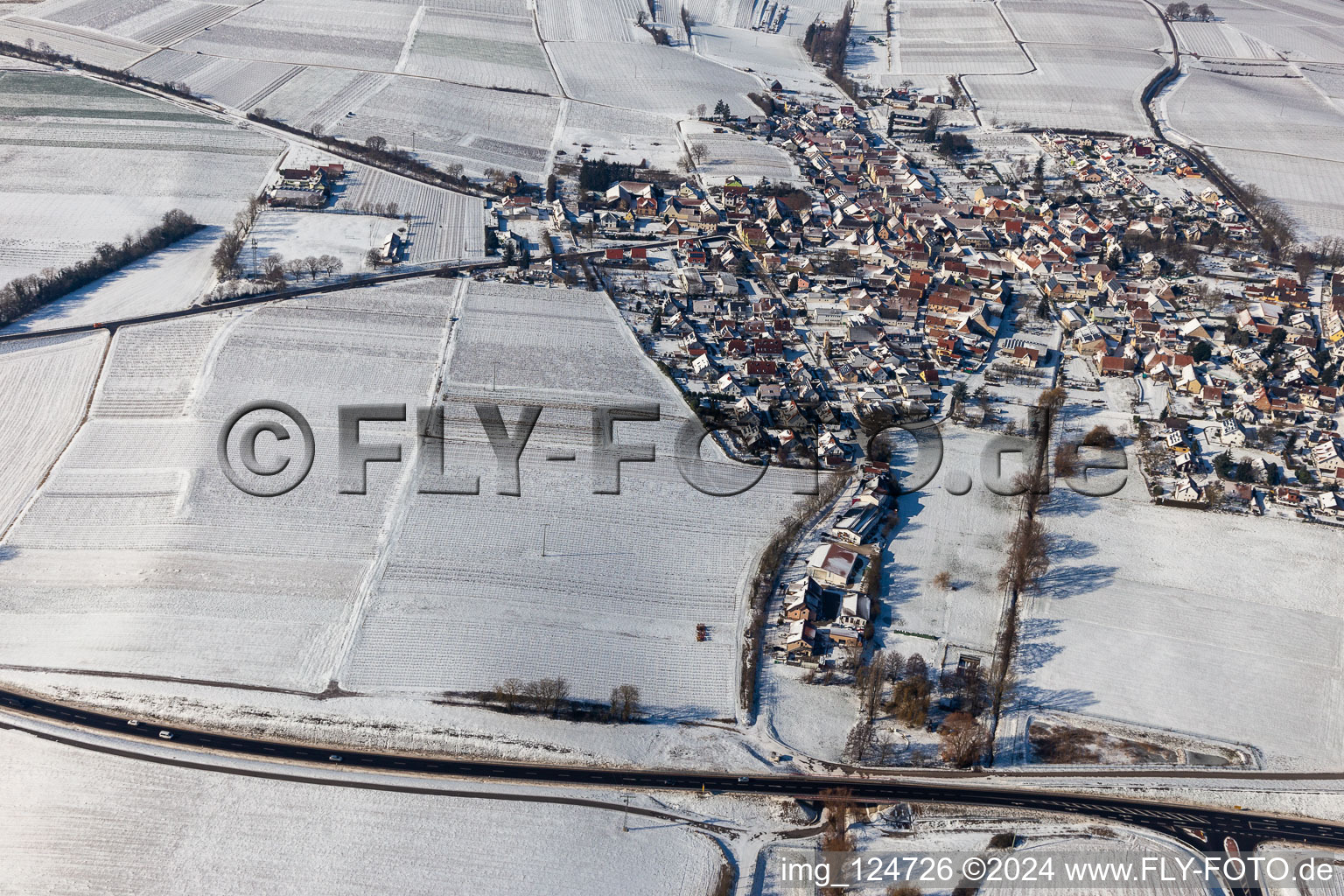 Vue aérienne de Vue aérienne d'hiver dans la neige à Impflingen dans le département Rhénanie-Palatinat, Allemagne