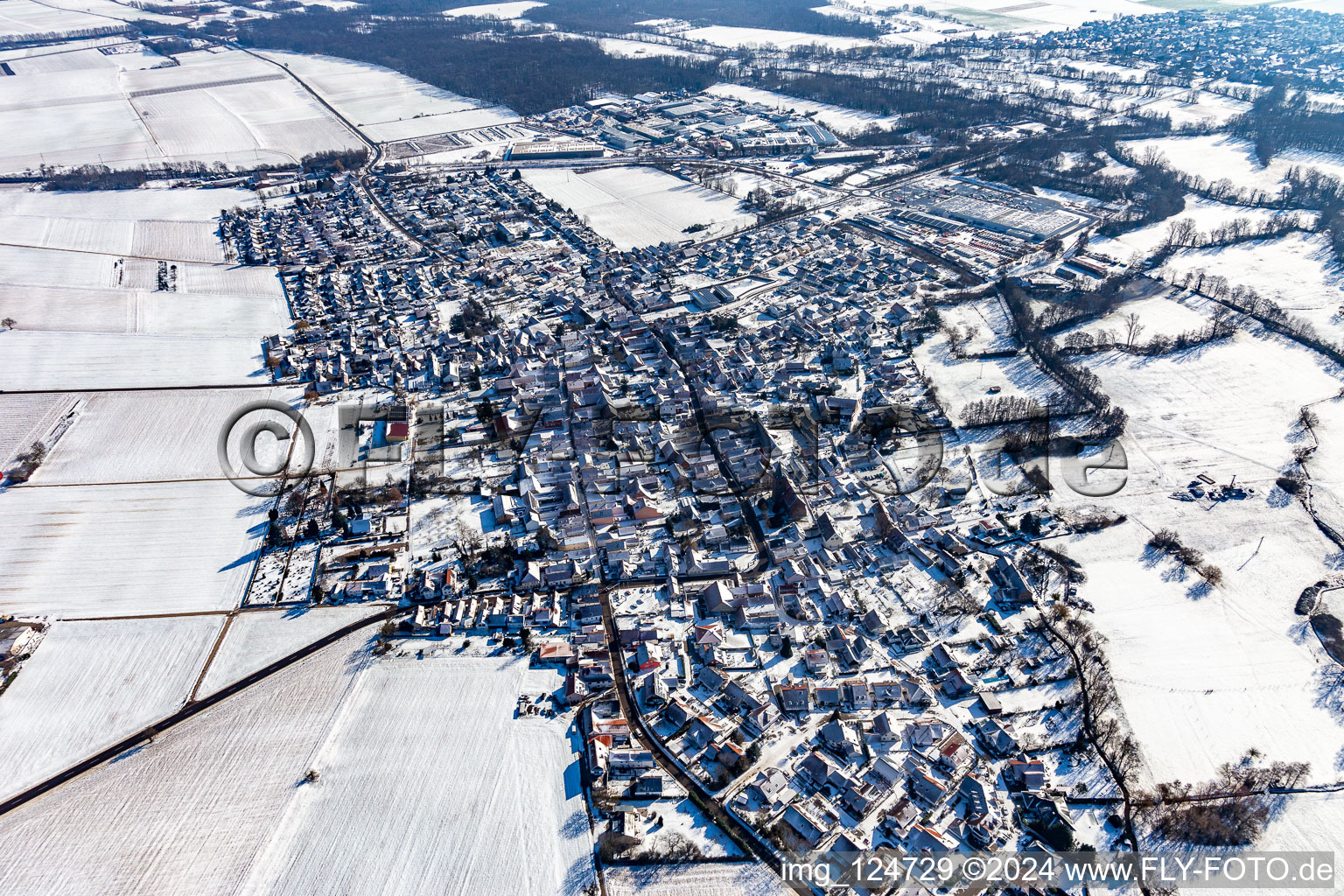 Vue aérienne de Vue aérienne d'hiver dans la neige à Rohrbach dans le département Rhénanie-Palatinat, Allemagne