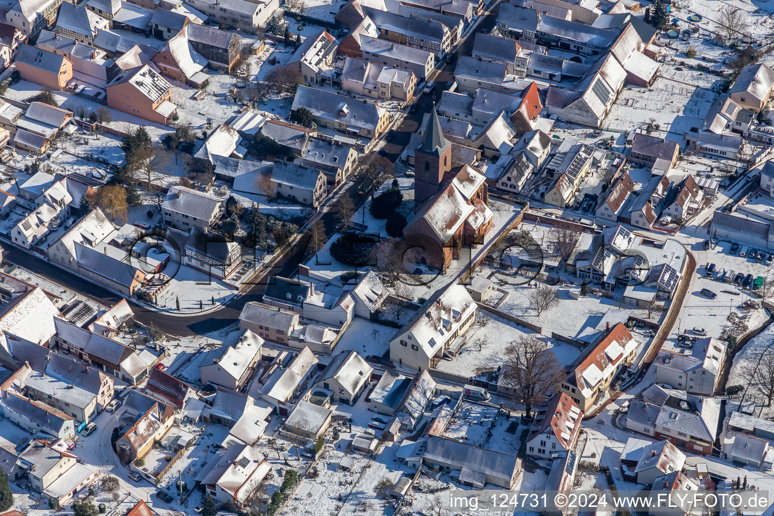 Vue aérienne de Vue aérienne d'hiver dans la neige de l'église simultanée Saint-Michel à Rohrbach dans le département Rhénanie-Palatinat, Allemagne