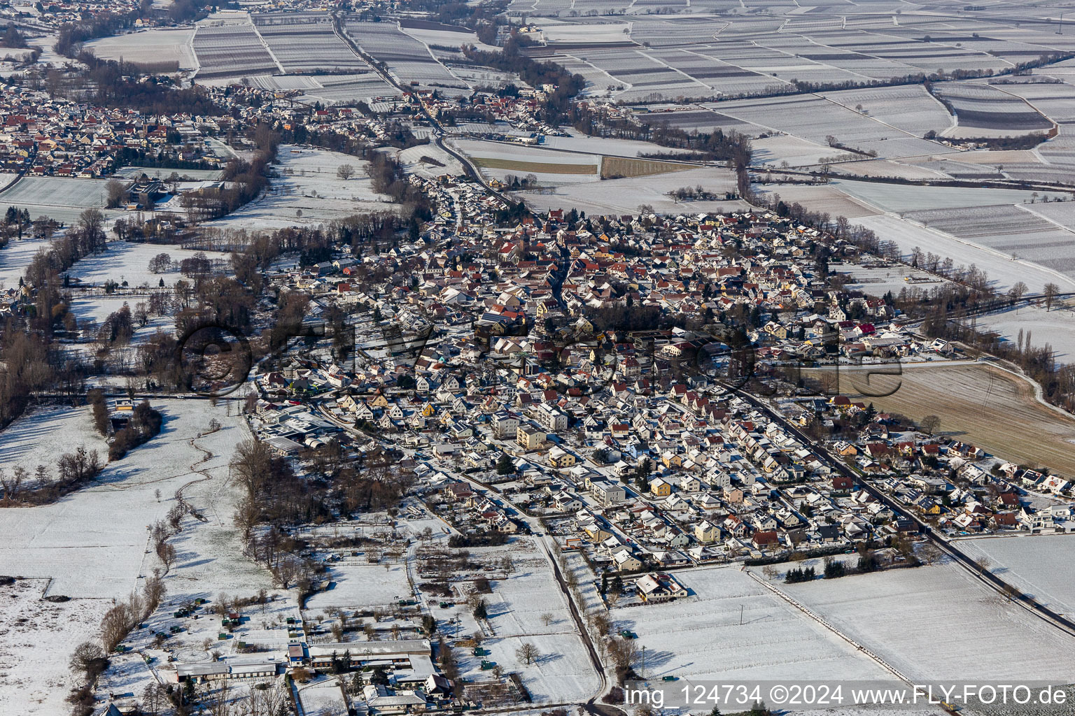 Vue aérienne de Vue aérienne d'hiver dans la neige Billigheim à le quartier Billigheim in Billigheim-Ingenheim dans le département Rhénanie-Palatinat, Allemagne