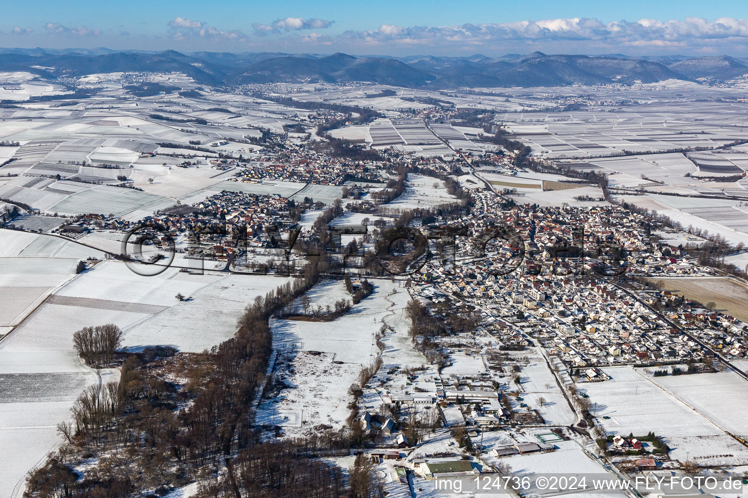 Vue aérienne de Vue aérienne d'hiver dans la neige Billigheim à le quartier Billigheim in Billigheim-Ingenheim dans le département Rhénanie-Palatinat, Allemagne