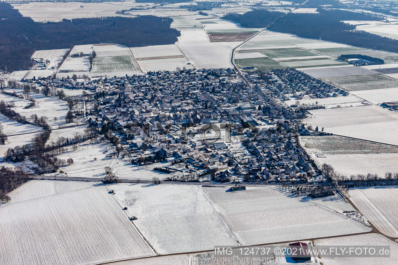 Vue aérienne de Vue aérienne d'hiver dans la neige à Steinweiler dans le département Rhénanie-Palatinat, Allemagne