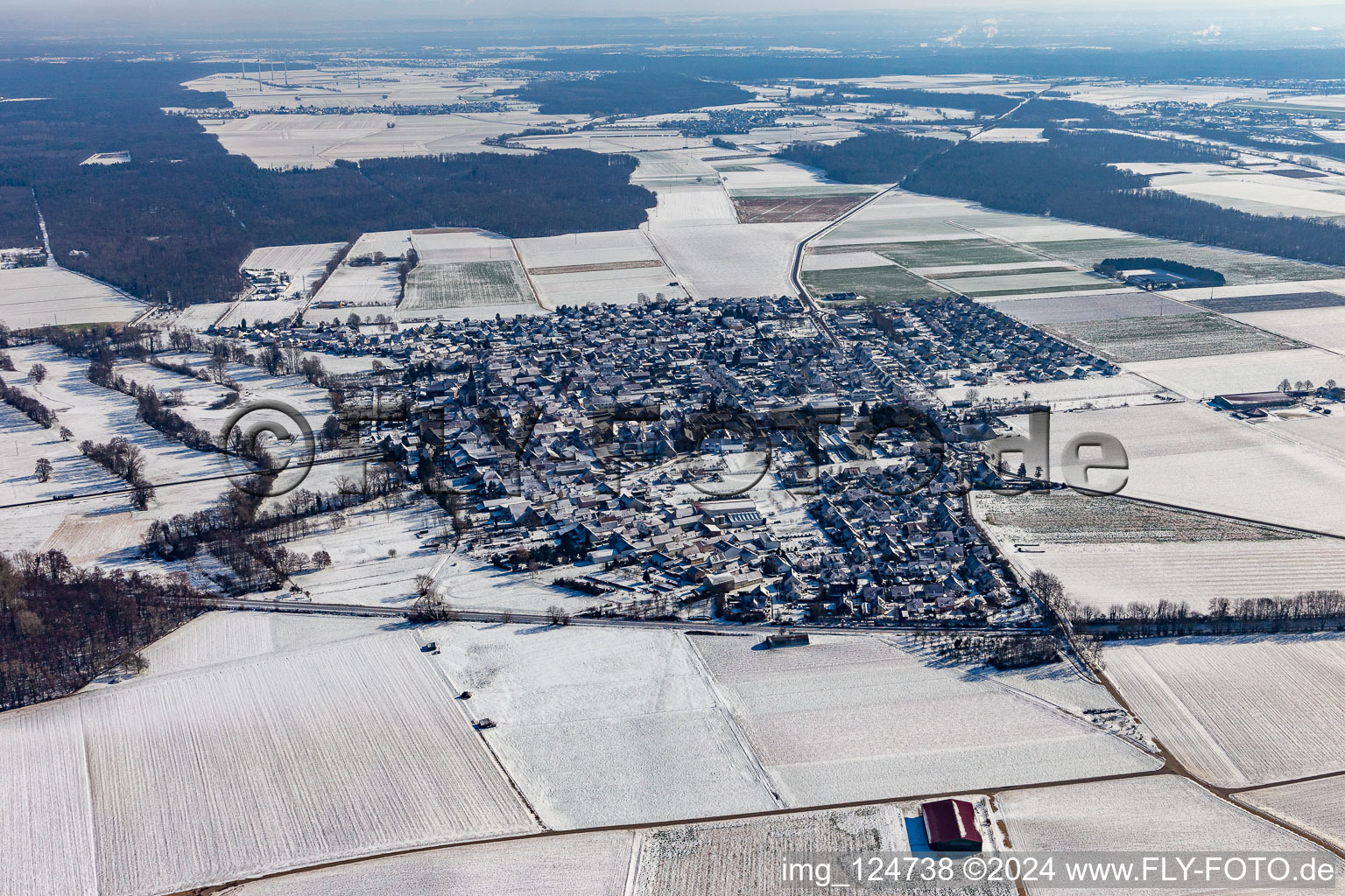 Vue aérienne de Vue aérienne d'hiver dans la neige à Steinweiler dans le département Rhénanie-Palatinat, Allemagne