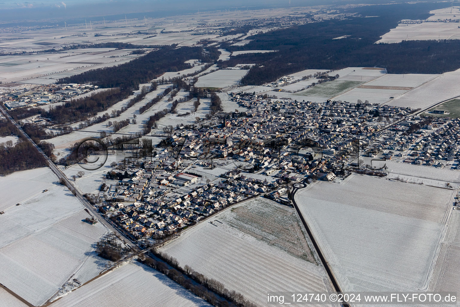 Vue aérienne de Vue aérienne d'hiver dans la neige à Steinweiler dans le département Rhénanie-Palatinat, Allemagne