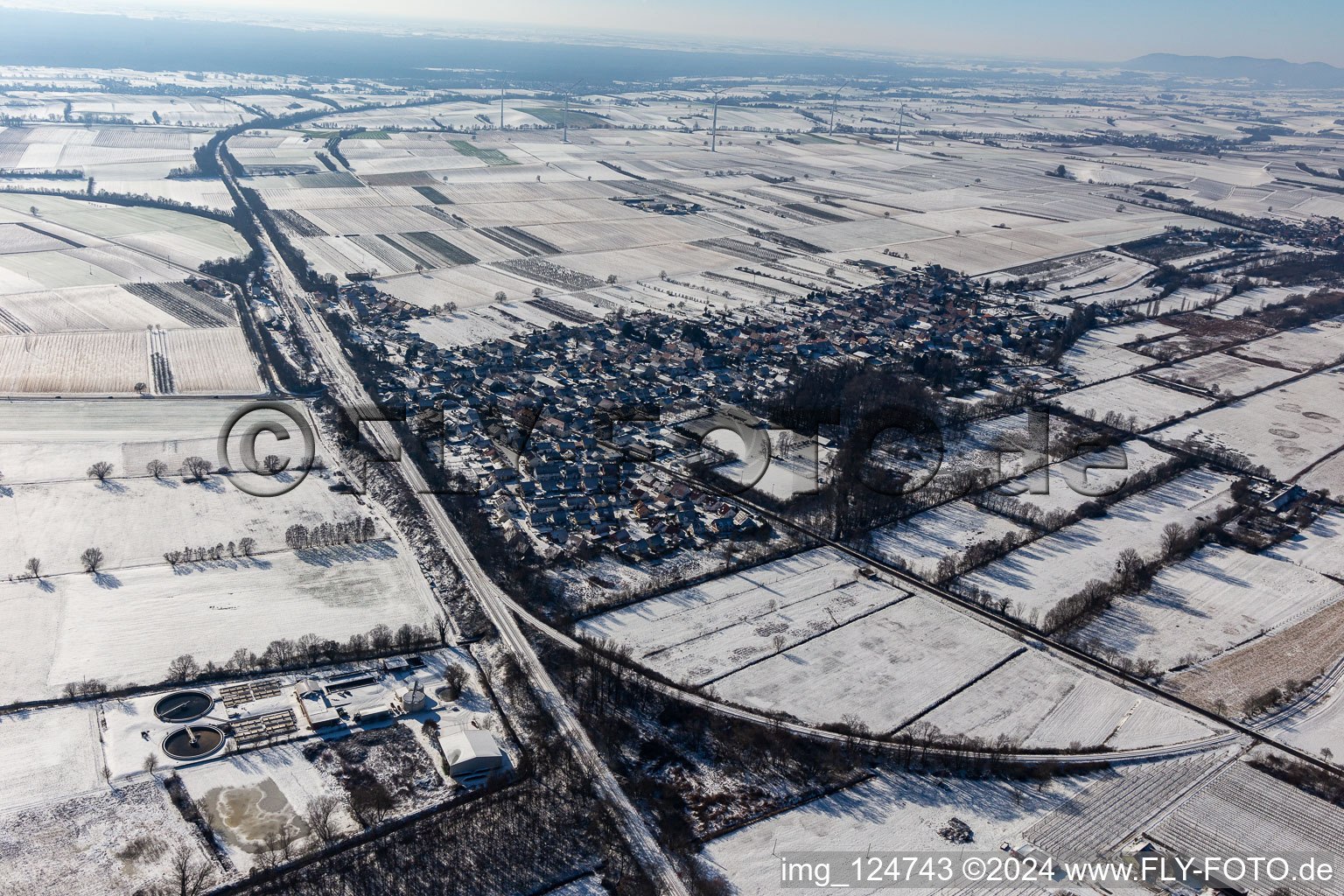 Vue aérienne de Vue aérienne d'hiver dans la neige à Winden dans le département Rhénanie-Palatinat, Allemagne