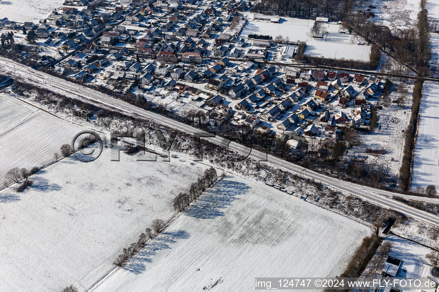 Vue aérienne de Vue aérienne d'hiver dans la neige dans la roseraie à Winden dans le département Rhénanie-Palatinat, Allemagne