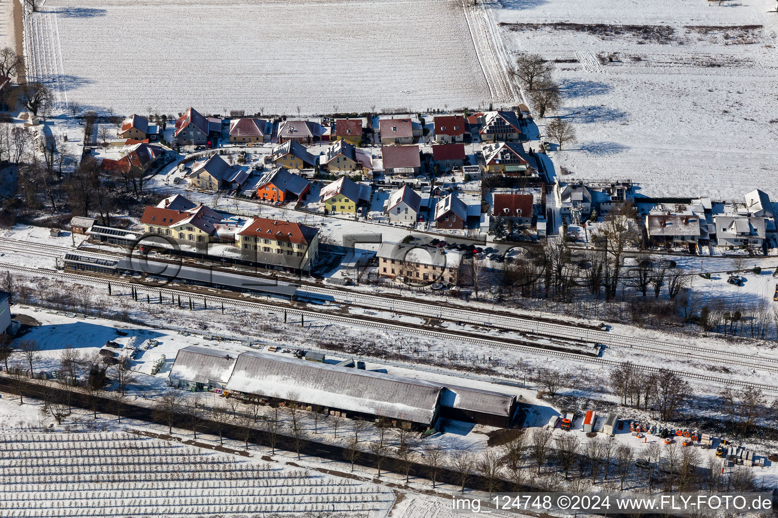 Vue aérienne de Vue aérienne d'hiver dans la gare de neige à Winden dans le département Rhénanie-Palatinat, Allemagne