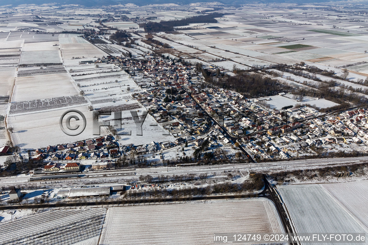 Vue aérienne de Vue aérienne d'hiver dans la neige à Winden dans le département Rhénanie-Palatinat, Allemagne