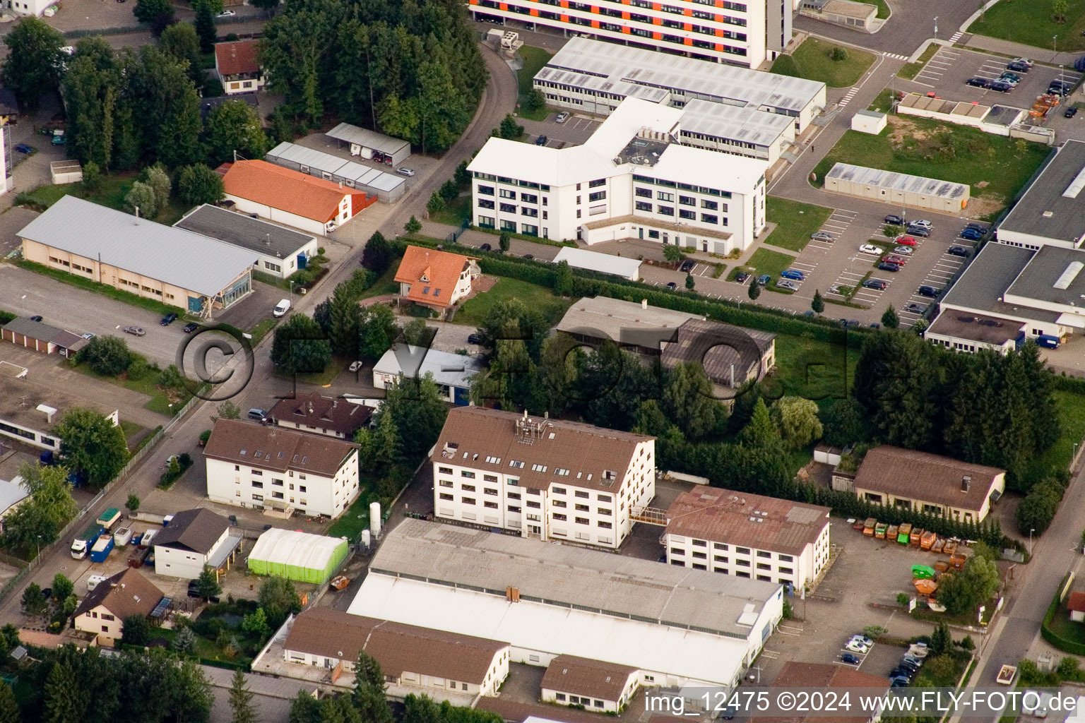 Enregistrement par drone de Ittersbach, zone industrielle à le quartier Im Stockmädle in Karlsbad dans le département Bade-Wurtemberg, Allemagne