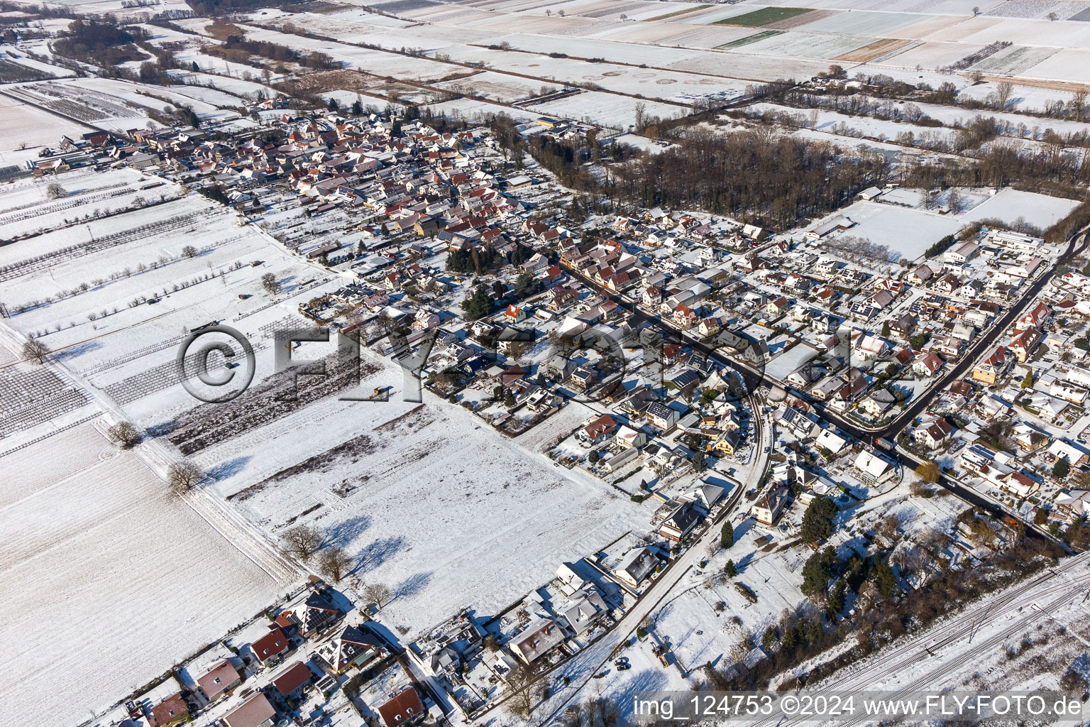 Vue aérienne de Vue aérienne d'hiver dans la neige à Winden dans le département Rhénanie-Palatinat, Allemagne