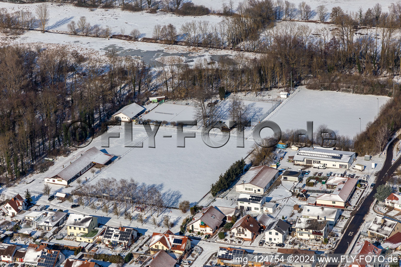 Vue aérienne de Vue aérienne d'hiver dans le domaine des sports de neige à Winden dans le département Rhénanie-Palatinat, Allemagne