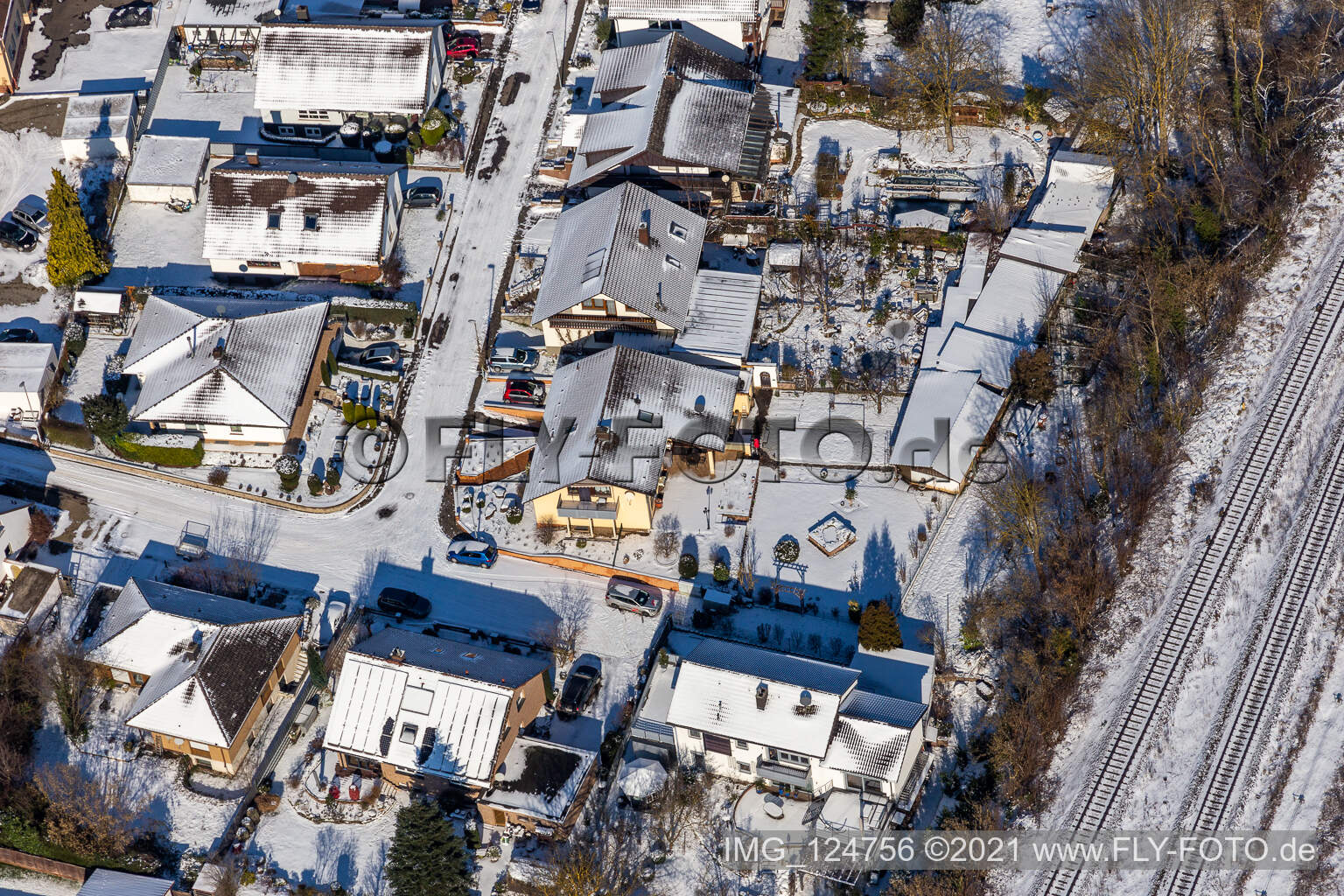 Vue aérienne de Vue aérienne d'hiver dans la neige depuis Im Rosengarten à Winden dans le département Rhénanie-Palatinat, Allemagne