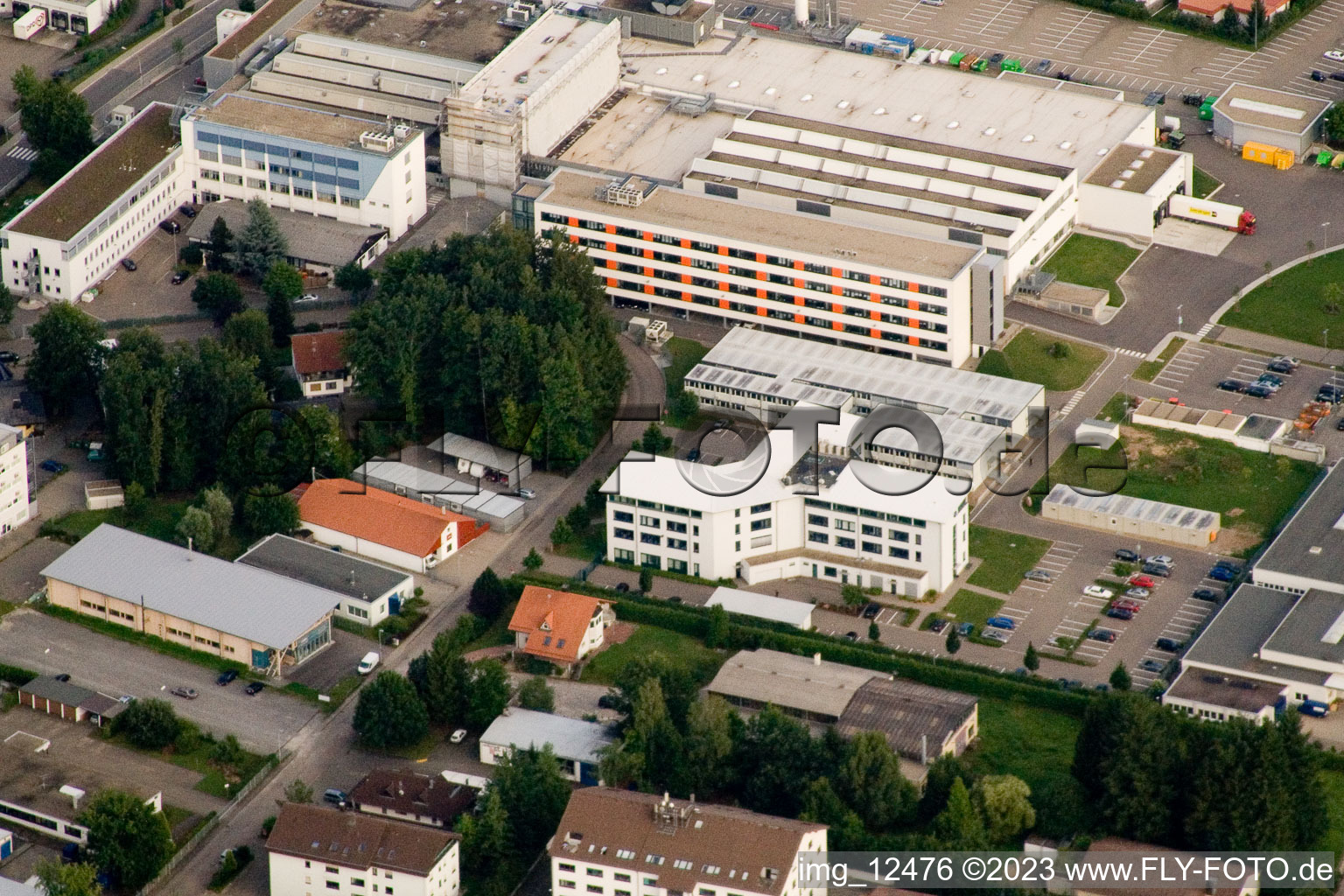 Image drone de Ittersbach, zone industrielle à le quartier Im Stockmädle in Karlsbad dans le département Bade-Wurtemberg, Allemagne