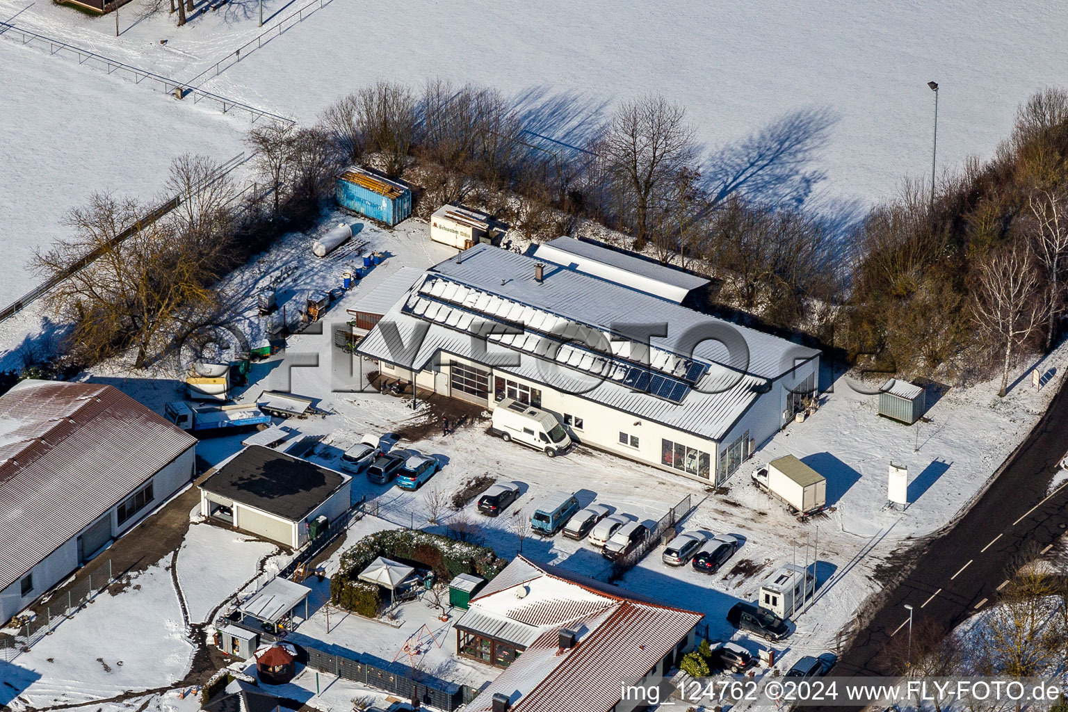 Vue aérienne de Photo aérienne d'hiver dans la neige de l'atelier automobile Peter Thürwächter à Winden dans le département Rhénanie-Palatinat, Allemagne