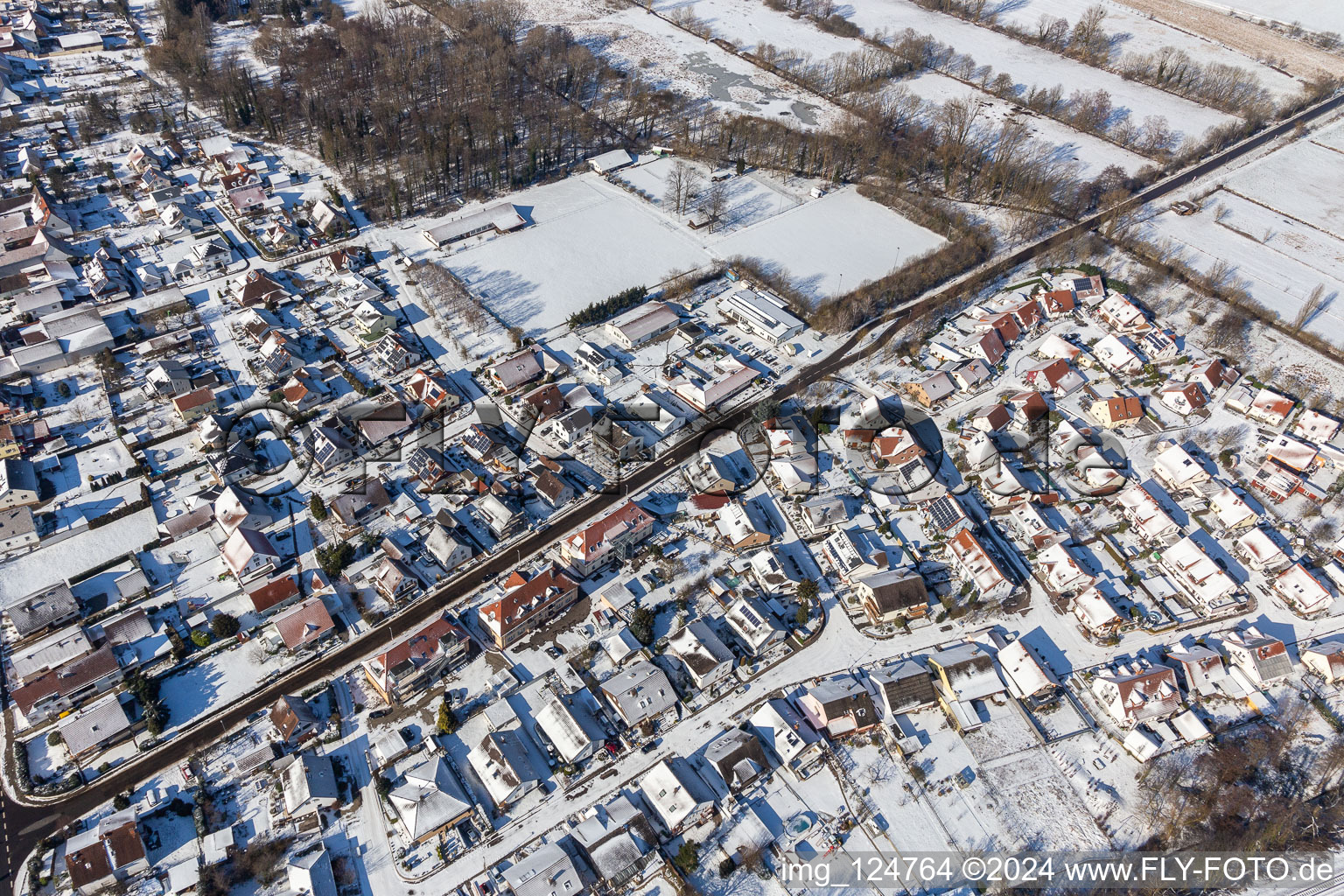 Vue aérienne de Vue aérienne d'hiver dans la neige Steinweilerer Straße à Winden dans le département Rhénanie-Palatinat, Allemagne