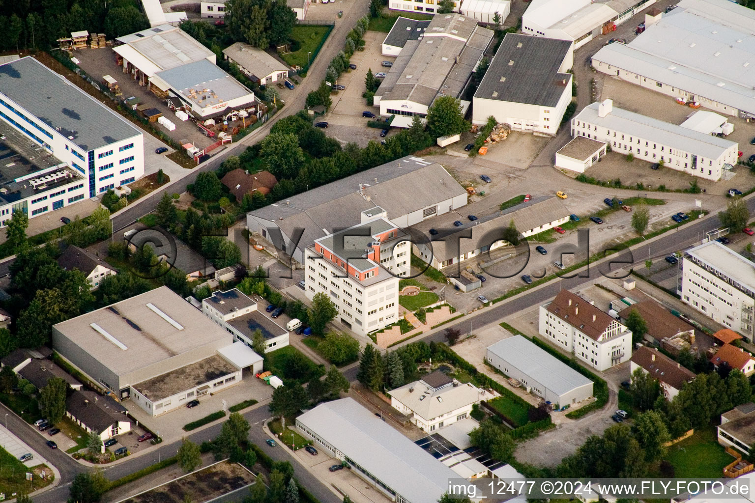 Ittersbach, zone industrielle à le quartier Im Stockmädle in Karlsbad dans le département Bade-Wurtemberg, Allemagne du point de vue du drone