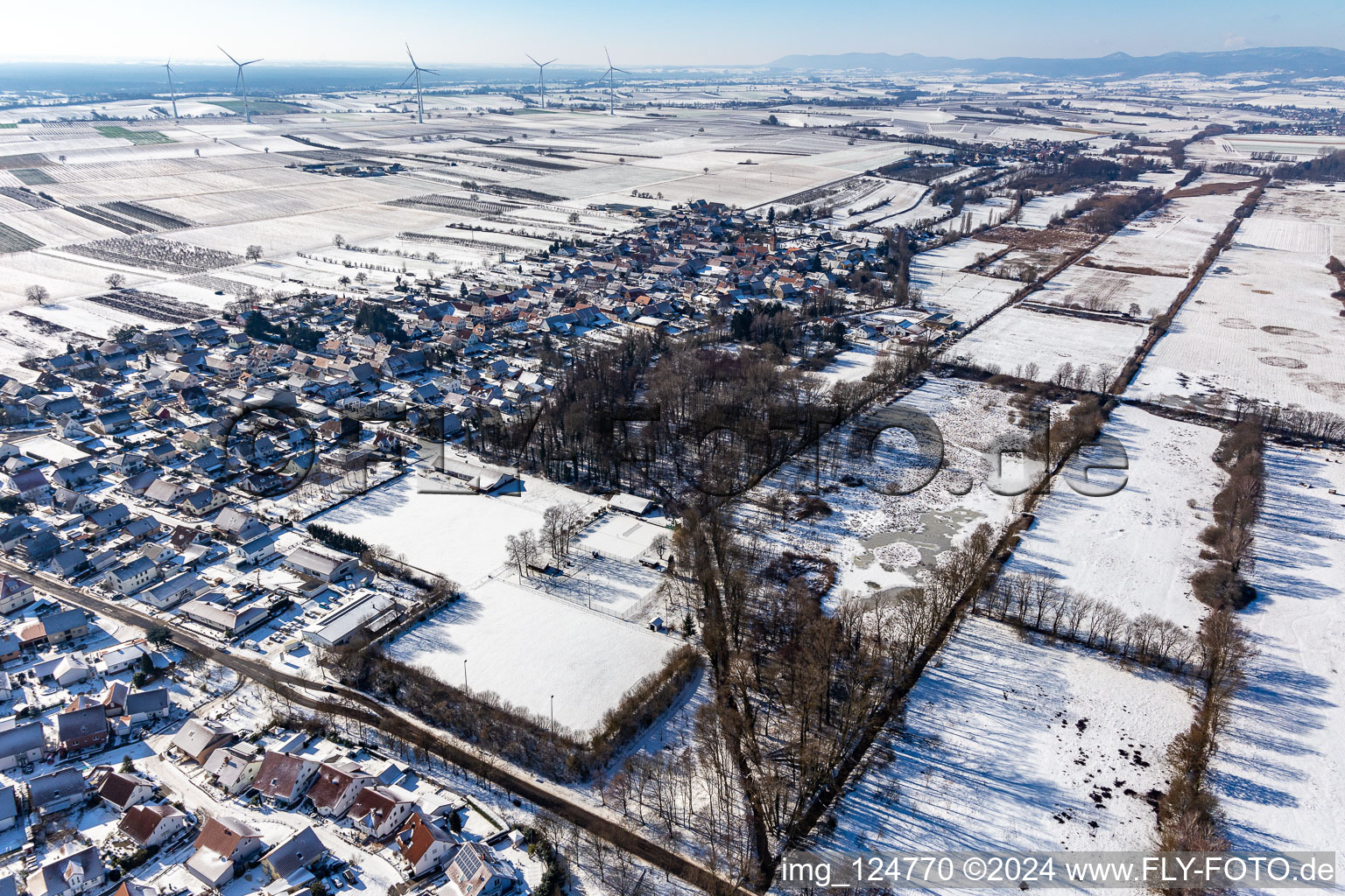 Vue aérienne de Vue aérienne d'hiver dans la neige à Winden dans le département Rhénanie-Palatinat, Allemagne