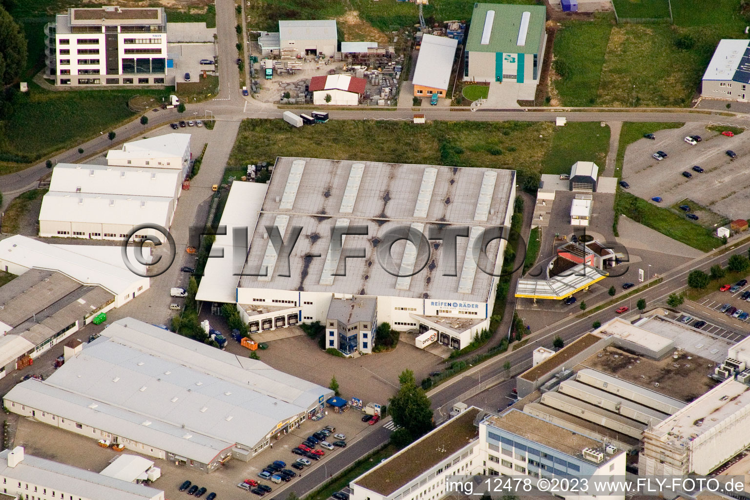 Ittersbach, zone industrielle à le quartier Im Stockmädle in Karlsbad dans le département Bade-Wurtemberg, Allemagne d'un drone