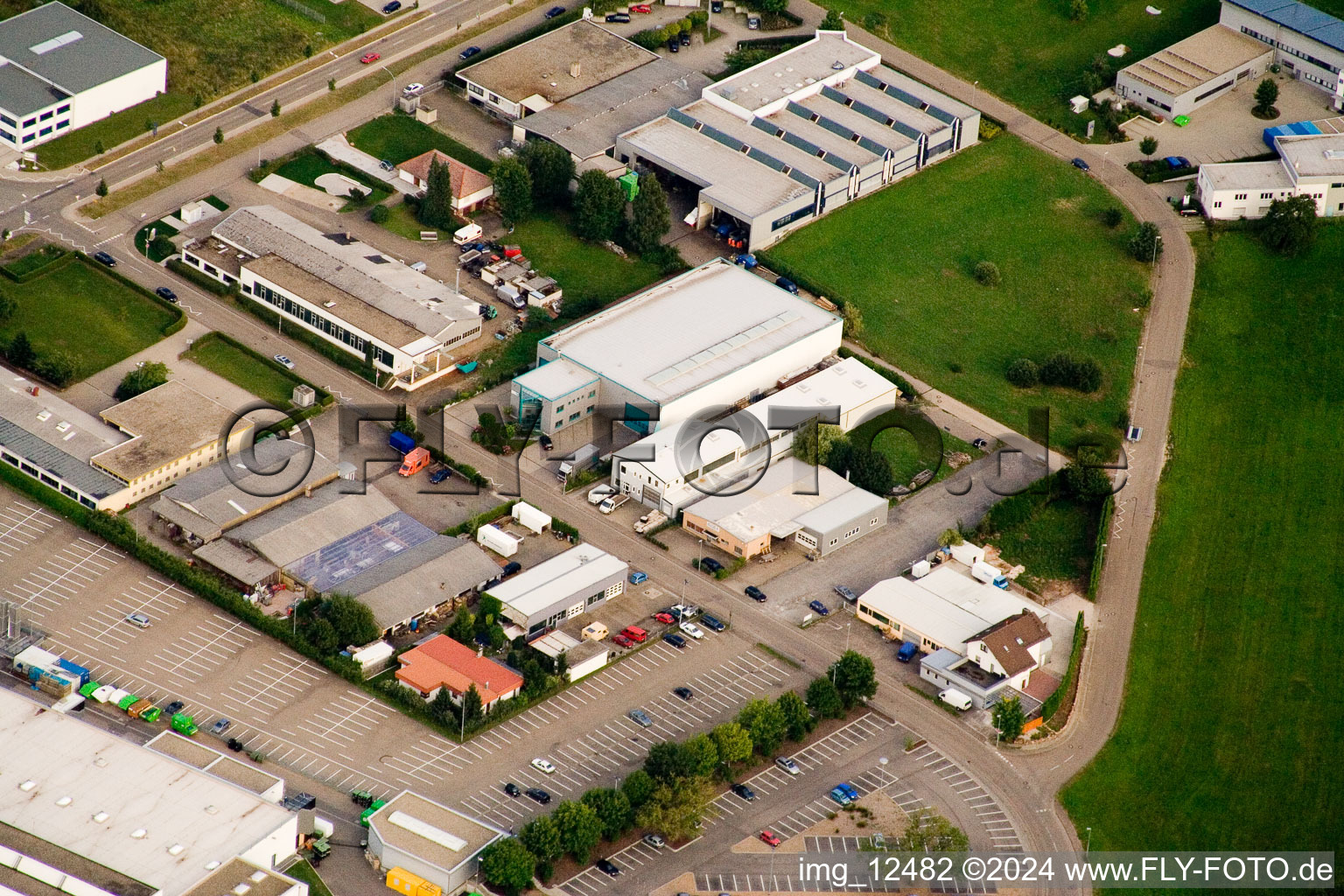 Vue oblique de Ittersbach, zone industrielle à le quartier Im Stockmädle in Karlsbad dans le département Bade-Wurtemberg, Allemagne