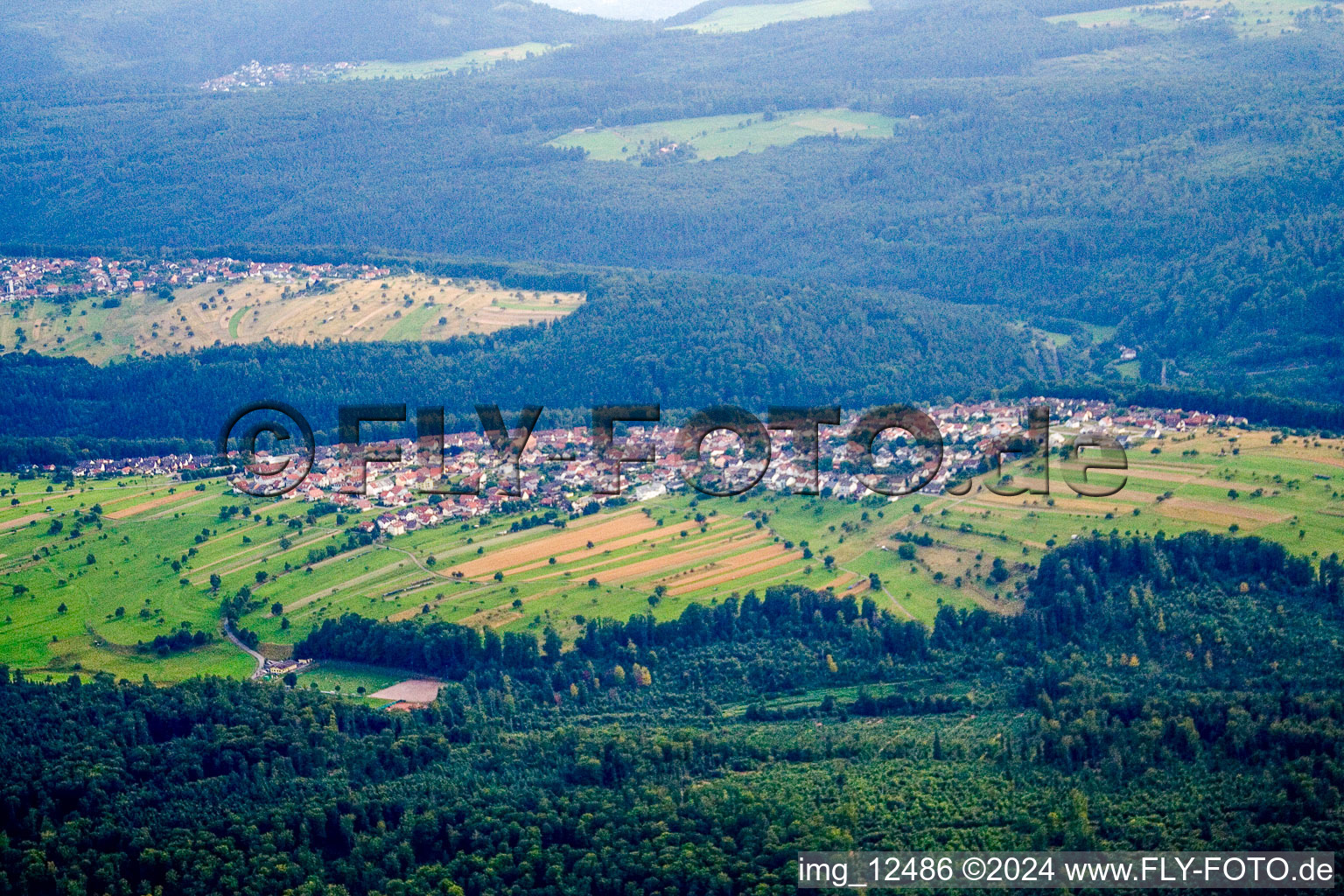 Vue aérienne de Du nord-est à le quartier Pfaffenrot in Marxzell dans le département Bade-Wurtemberg, Allemagne