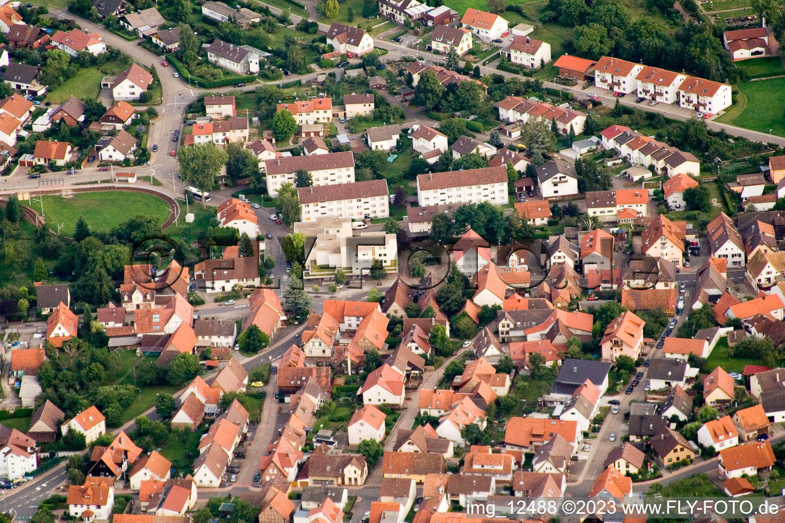 Vue aérienne de Pharmacie de la Fontaine à le quartier Ittersbach in Karlsbad dans le département Bade-Wurtemberg, Allemagne