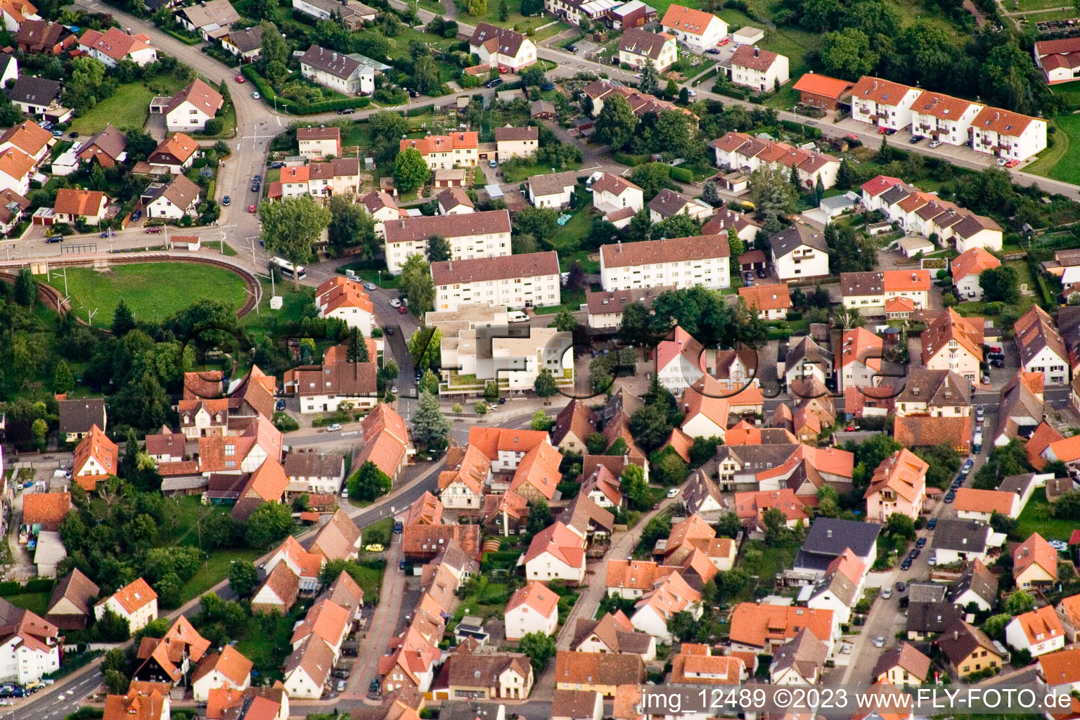Vue aérienne de Pharmacie de la Fontaine à le quartier Ittersbach in Karlsbad dans le département Bade-Wurtemberg, Allemagne