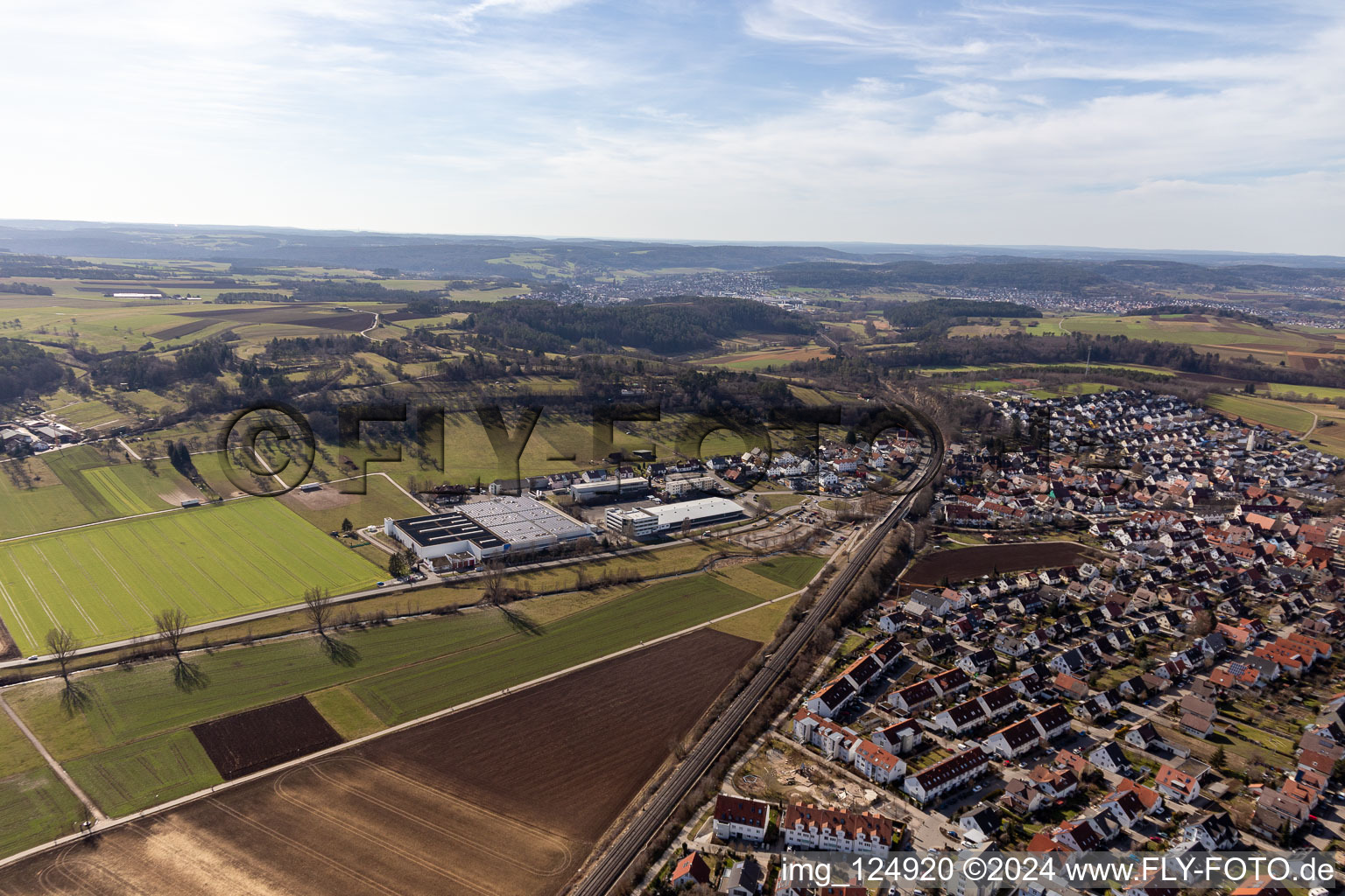 Vue aérienne de K2 Systems au-delà de la voie ferrée à le quartier Malmsheim in Renningen dans le département Bade-Wurtemberg, Allemagne