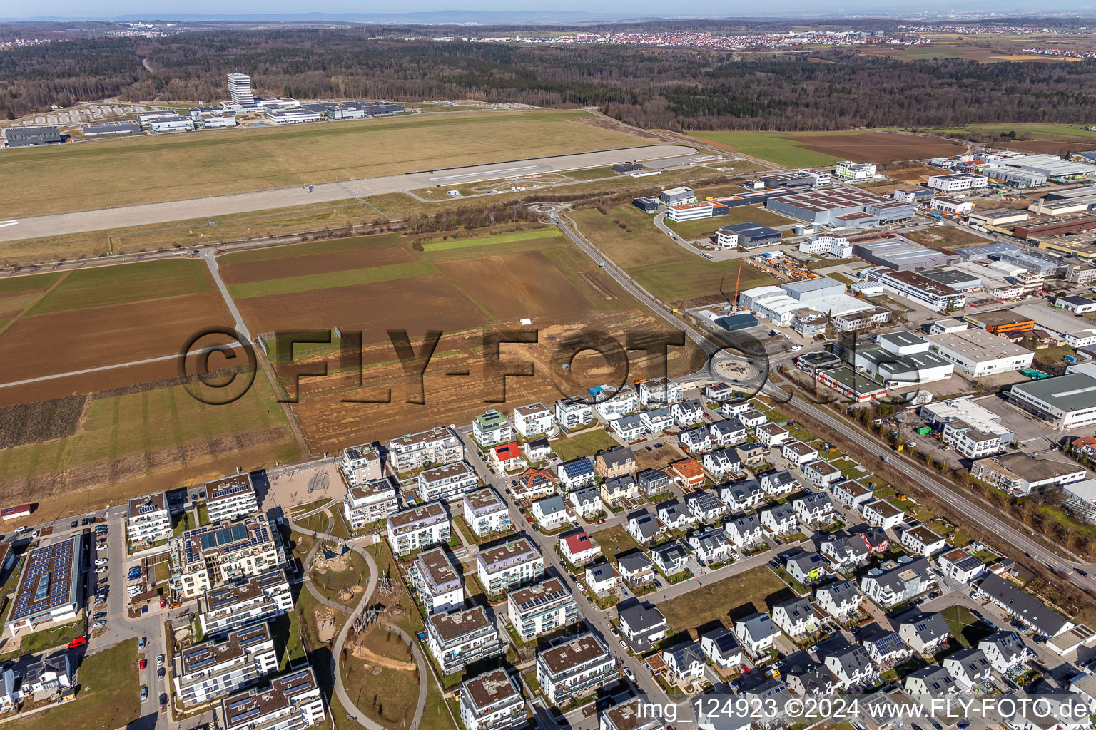 Vue aérienne de Centre de recherche Robert Bosch GmbH sur l'aérodrome Malmsheim à le quartier Malmsheim in Renningen dans le département Bade-Wurtemberg, Allemagne