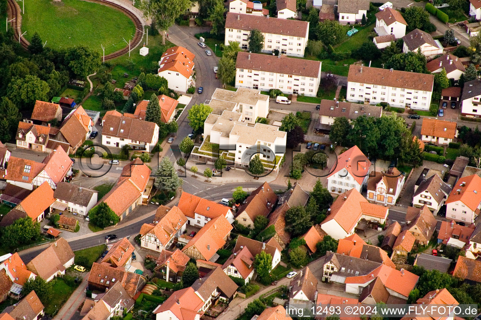 Vue oblique de Pharmacie de la Fontaine à le quartier Ittersbach in Karlsbad dans le département Bade-Wurtemberg, Allemagne