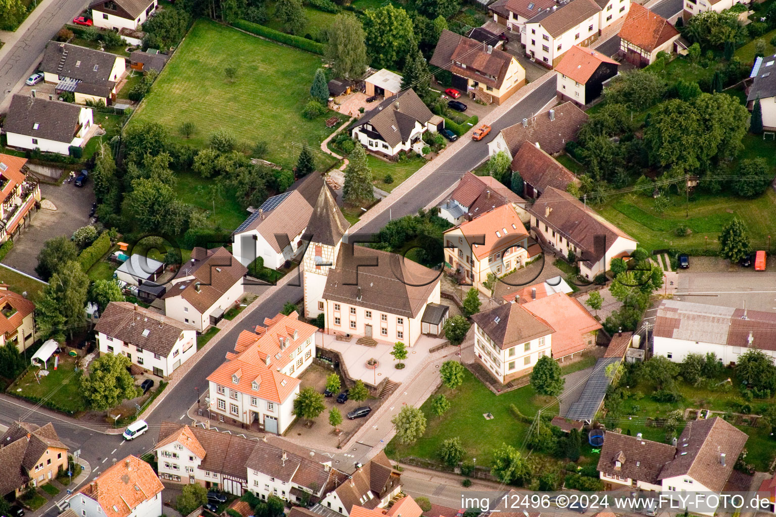 Vue aérienne de Bâtiment d'église au centre du village à le quartier Ittersbach in Karlsbad dans le département Bade-Wurtemberg, Allemagne