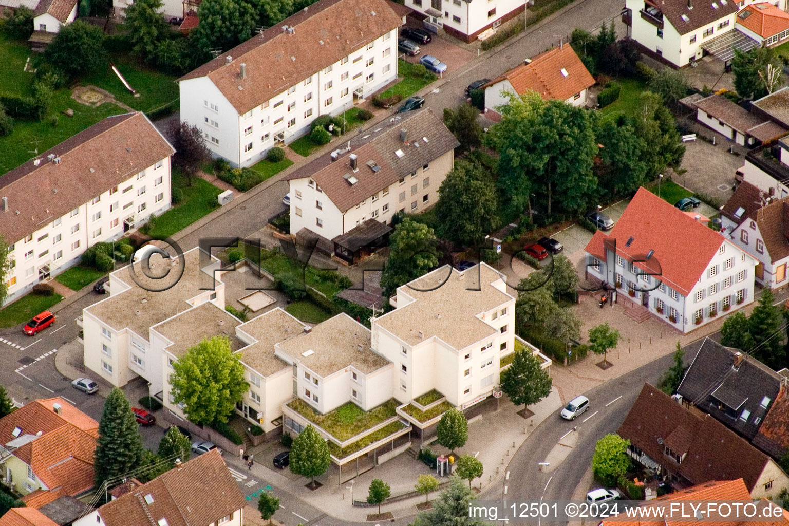 Pharmacie de la Fontaine à le quartier Ittersbach in Karlsbad dans le département Bade-Wurtemberg, Allemagne vue d'en haut