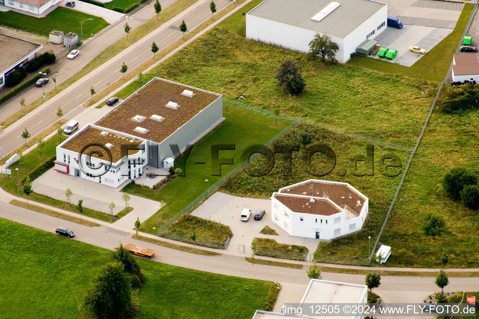 Vue d'oiseau de Ittersbach, zone industrielle à le quartier Im Stockmädle in Karlsbad dans le département Bade-Wurtemberg, Allemagne