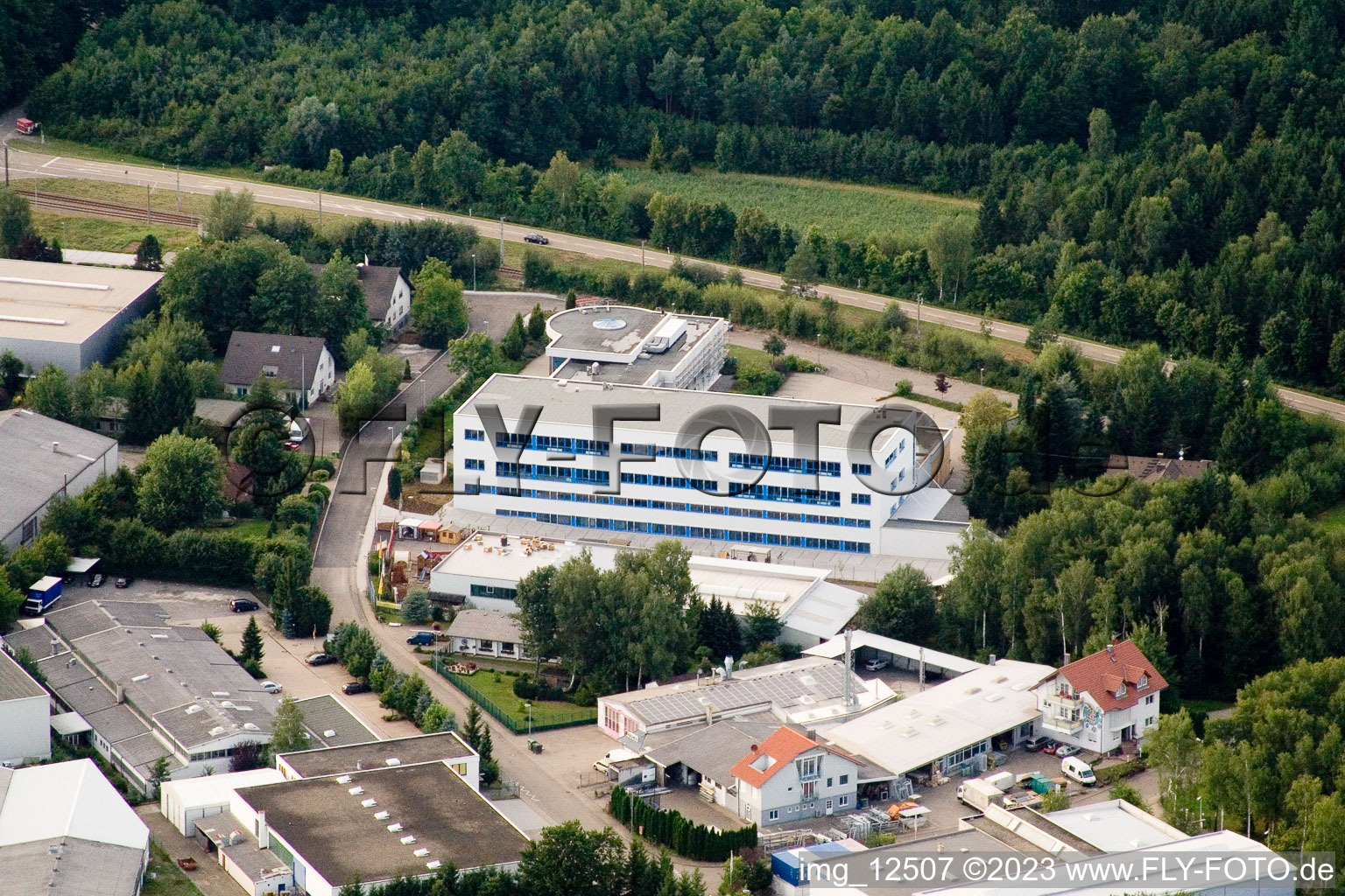 Enregistrement par drone de Ittersbach, zone industrielle à le quartier Im Stockmädle in Karlsbad dans le département Bade-Wurtemberg, Allemagne