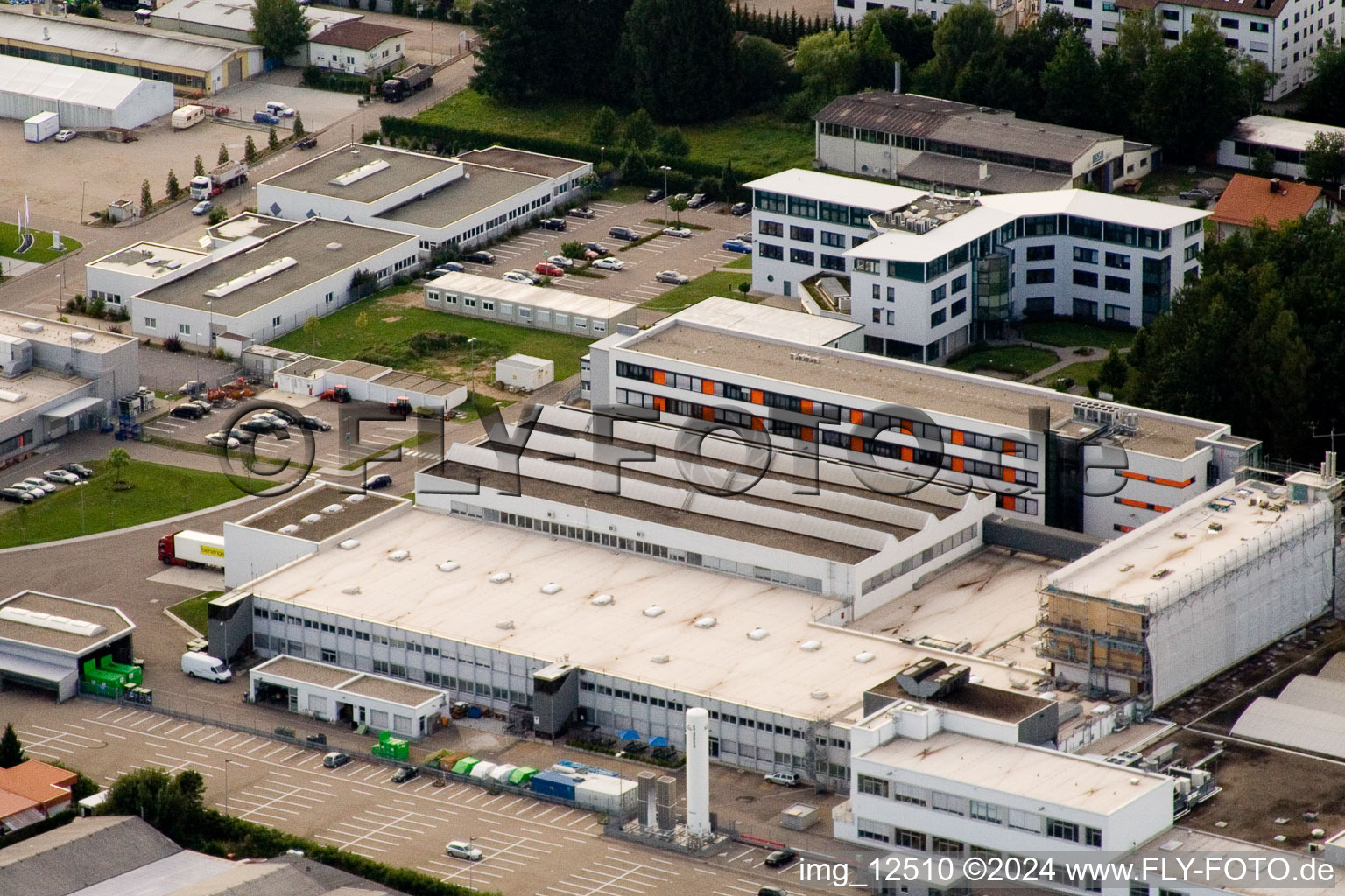 Image drone de Ittersbach, zone industrielle à le quartier Im Stockmädle in Karlsbad dans le département Bade-Wurtemberg, Allemagne