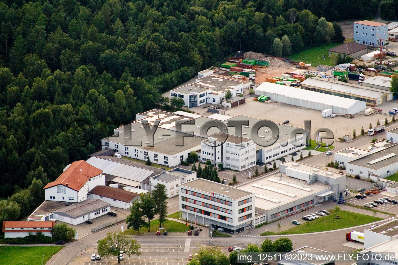 Ittersbach, zone industrielle à le quartier Im Stockmädle in Karlsbad dans le département Bade-Wurtemberg, Allemagne du point de vue du drone