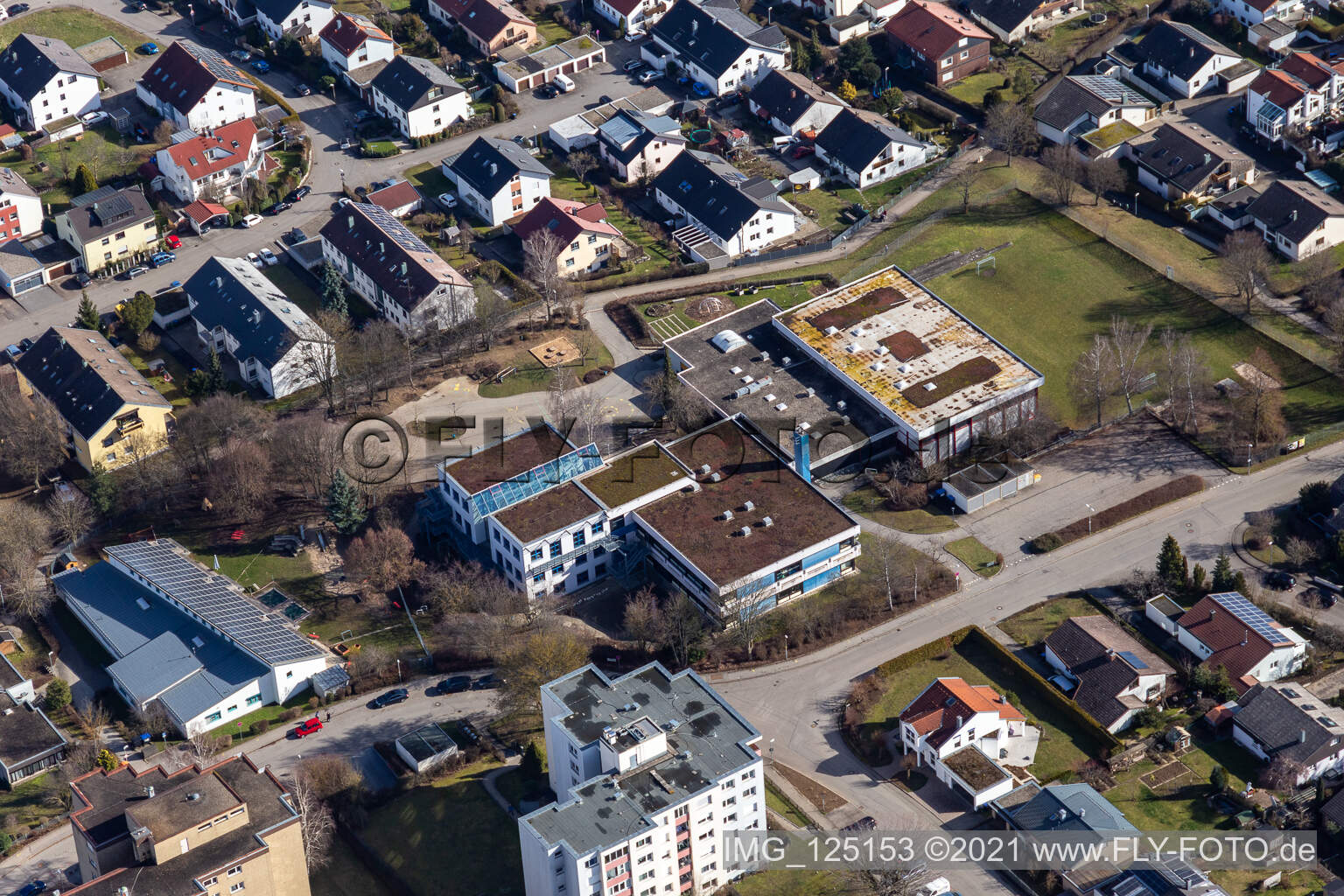Vue aérienne de École et salle Peter Rosegger à Gärtringen dans le département Bade-Wurtemberg, Allemagne