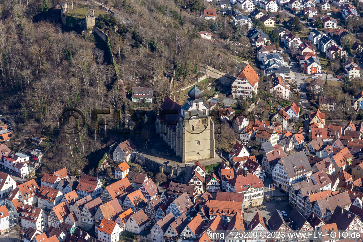 Vue aérienne de Collégiale du Schlossberg au-dessus de la place du marché à Herrenberg dans le département Bade-Wurtemberg, Allemagne