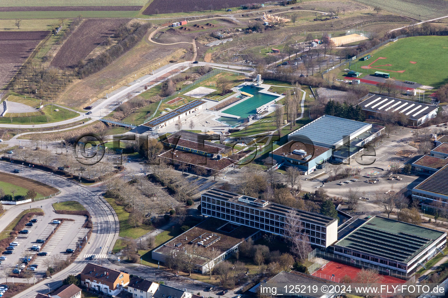 Vue aérienne de Piscine intérieure, piscine extérieure naturelle à Herrenberg dans le département Bade-Wurtemberg, Allemagne