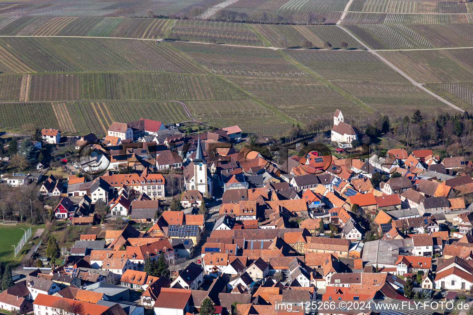 Vue aérienne de Église protestante à le quartier Wollmesheim in Landau in der Pfalz dans le département Rhénanie-Palatinat, Allemagne