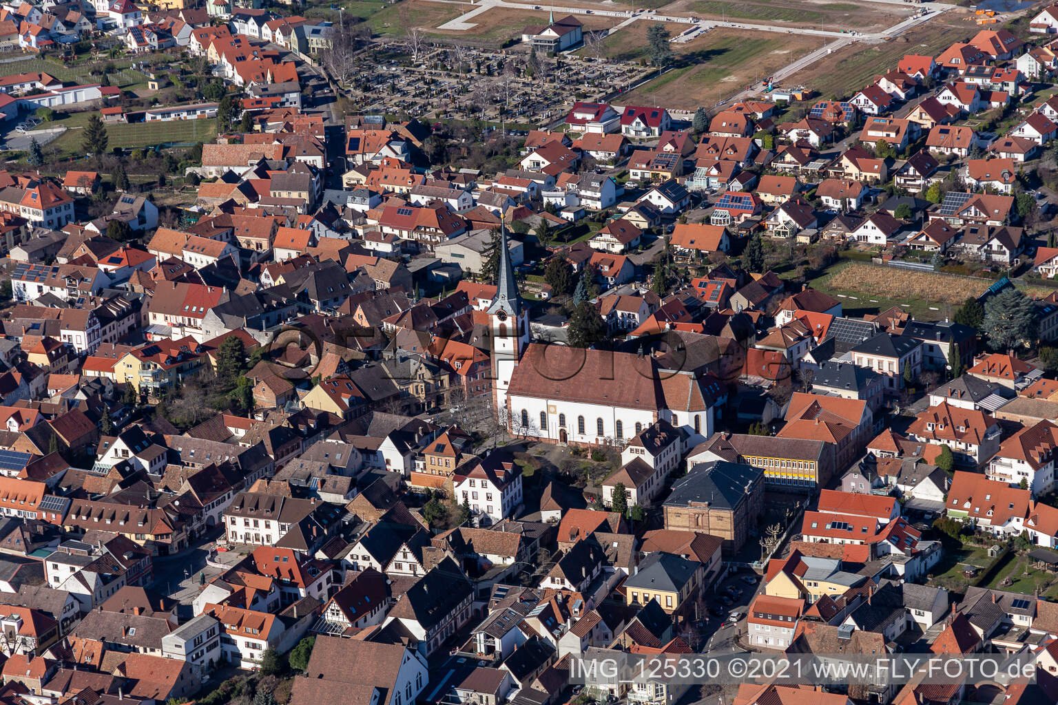 Vue aérienne de Église catholique de Saint-Côme et Damien à Maikammer dans le département Rhénanie-Palatinat, Allemagne